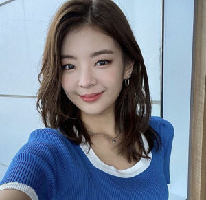 ITZY(イッジ)リア着用の私服やピアスに注目！メイク方法や愛用コスメは？