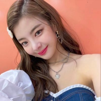 ITZY(イッジ)リア着用の私服やピアスに注目！メイク方法や愛用コスメは？