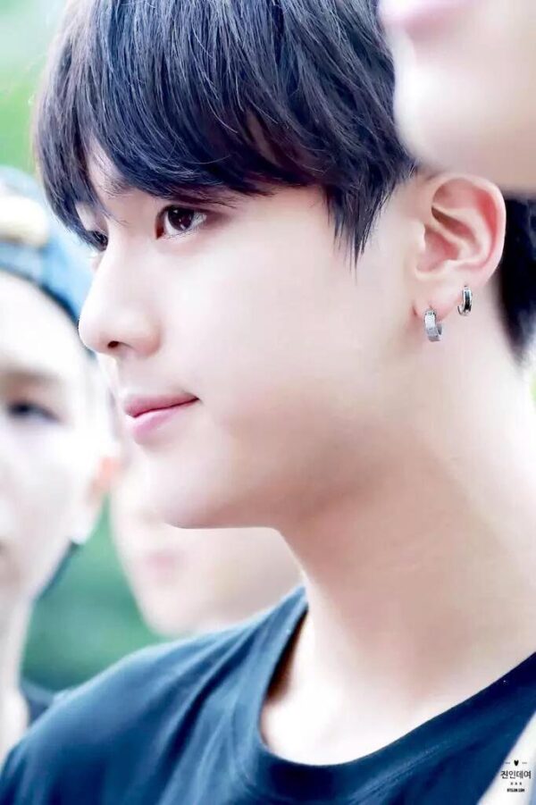 BTS(防弾少年団)ジン愛用の洋服ブランドはどこ?ピアスつけないことが多い?