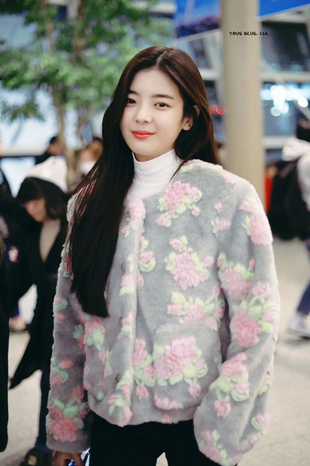 ITZY(イッジ)リア着用の私服やピアスに注目！メイク方法や愛用コスメは？