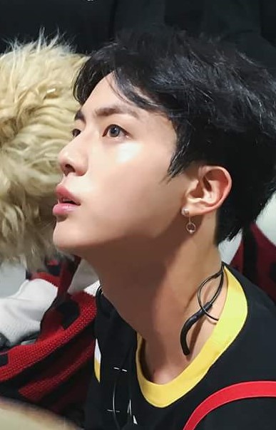 BTS(防弾少年団)ジン愛用の洋服ブランドはどこ?ピアスつけないことが多い?