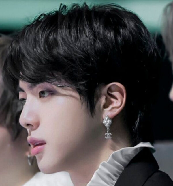 BTS(防弾少年団)ジン愛用の洋服ブランドはどこ?ピアスつけないことが多い?