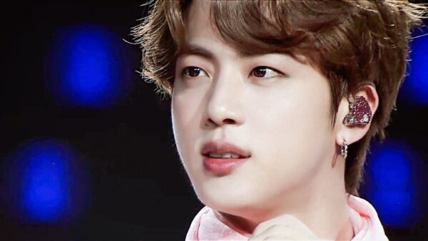 BTS(防弾少年団)ジン愛用の洋服ブランドはどこ?ピアスつけないことが多い?