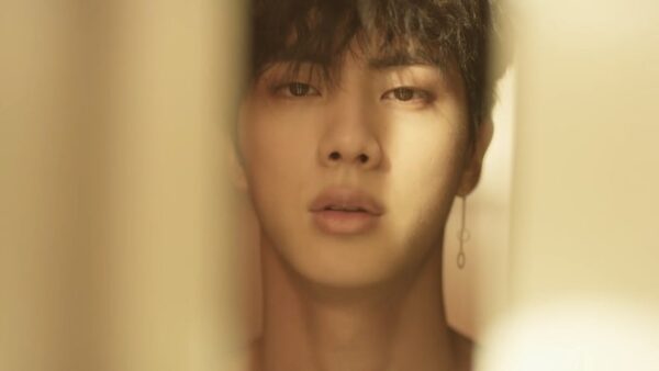 BTS(防弾少年団)ジン愛用の洋服ブランドはどこ?ピアスつけないことが多い?