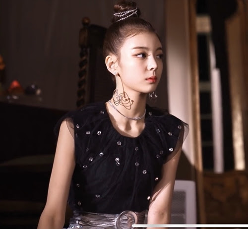 ITZY(イッジ)リア着用の私服やピアスに注目！メイク方法や愛用コスメは？