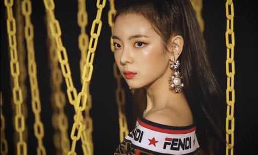 ITZY(イッジ)リア着用の私服やピアスに注目！メイク方法や愛用コスメは？