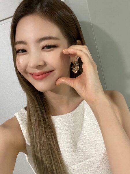 いかがでしたでしょうか? 今回は「ITZYの可愛い順・美人ランキング!ビジュアル担当は誰?」について調査しまとめてみました。 メンバー全員が可愛くて魅力的だということが分かりましたよね。 これからもITZYのビジュアルに注目していきましょう!