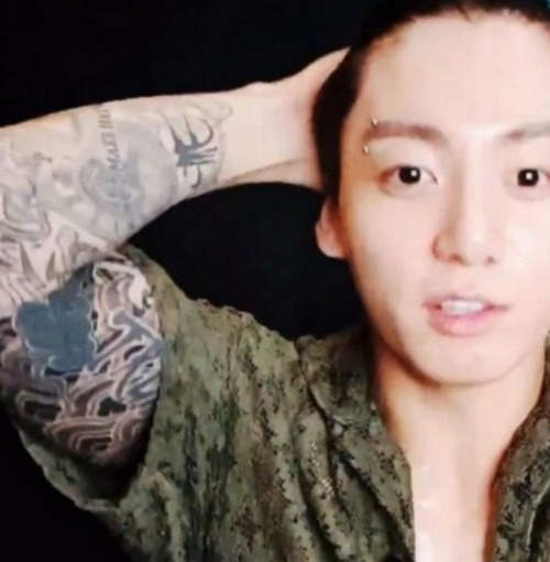 BTS(防弾少年団)のジョングク、タトゥーの意味は彼女が関係？左手や背中のは消えた？