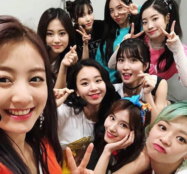 TWICE(トゥワイス)のライブチケット倍率とは？ファンクラブは何枚買える？