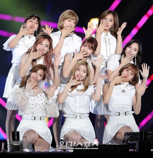 TWICEのMステで態度悪い問題・ハイタッチ会の塩対応事件とは?