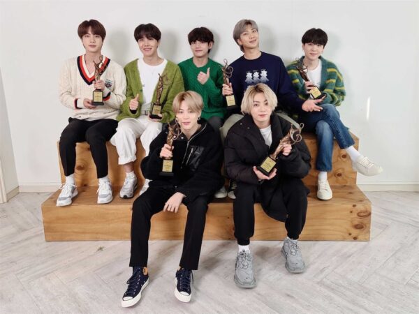 BTS ジミン着用のスニーカー|コンバースの厚底やベージュのモデルを調査!