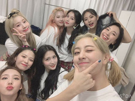 TWICEのMステで態度悪い問題・ハイタッチ会の塩対応事件とは?