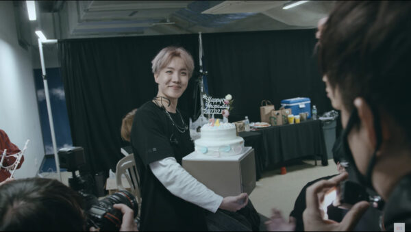 BTS J-HOPE(ホソク)誕生日にVライブ!ケーキ落とす?