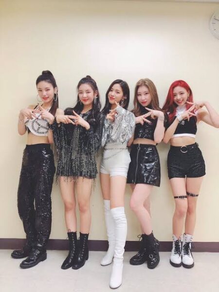 ITZY(イッジ)メンバーの挨拶の意味一覧｜手の動作・ジェスチャー