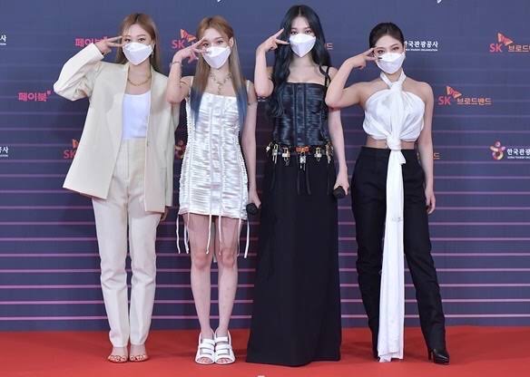 aespa(エスパ)の着用衣装のブランドは？小さい・ダサいとの声も？