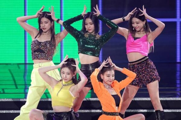 ITZY(イッジ)メンバーの挨拶の意味一覧｜手の動作・ジェスチャー