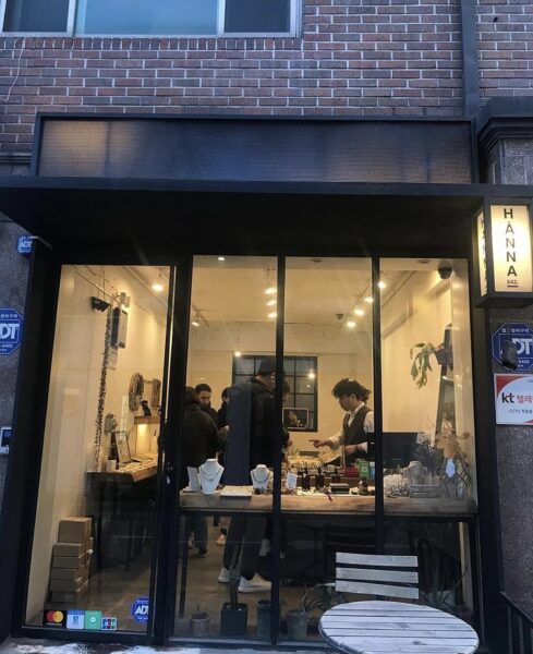 BTS ジミン着用の赤やゴールドのブレスレットはHANNA?