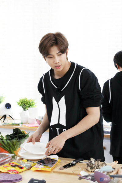 BTS RM(ナムジュン)手・指を怪我した?骨折したという話も?