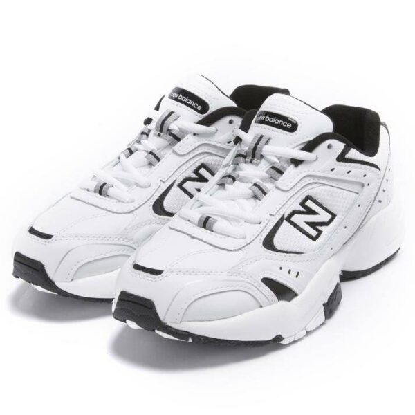 韓国アイドル(k-pop)で流行ってるごついスニーカーの名前は？厚底やダットがまたキテる！