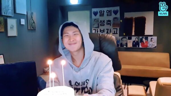 BTS RM(ナムジュン)誕生日にVライブ!ケーキも話題!