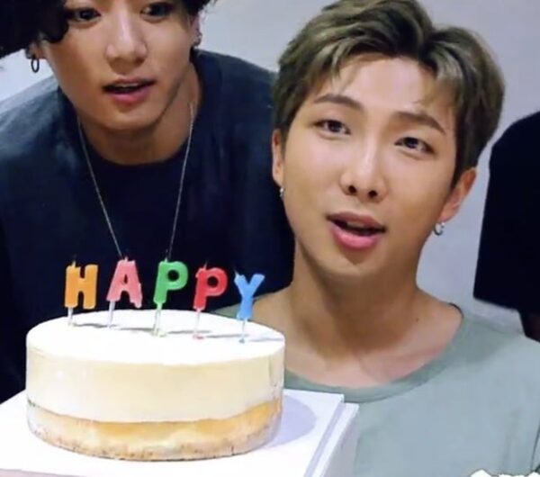 BTS RM(ナムジュン)誕生日にVライブ!ケーキも話題!