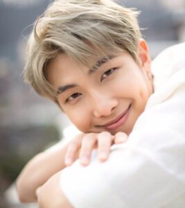 BTS RM(ナムジュン)誕生日にVライブ！ケーキも話題！
