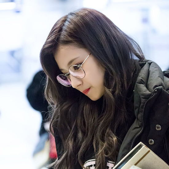韓国アイドル(k-pop)メガネ女子の間で流行りの形やブランド2022最新版!