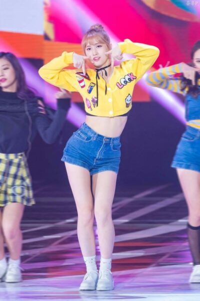 TWICE(トゥワイス)モモのくびれと腹筋の作り方！筋トレやダイエットも紹介