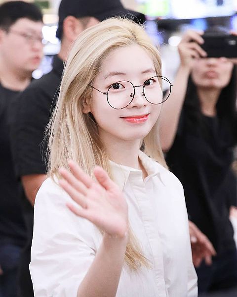 韓国アイドル(k-pop)メガネ女子の間で流行りの形やブランド2022最新版!