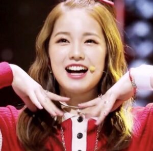 Niziu(ニジュー)アヤカ風メイクの方法は？アイシャドウが決め手！