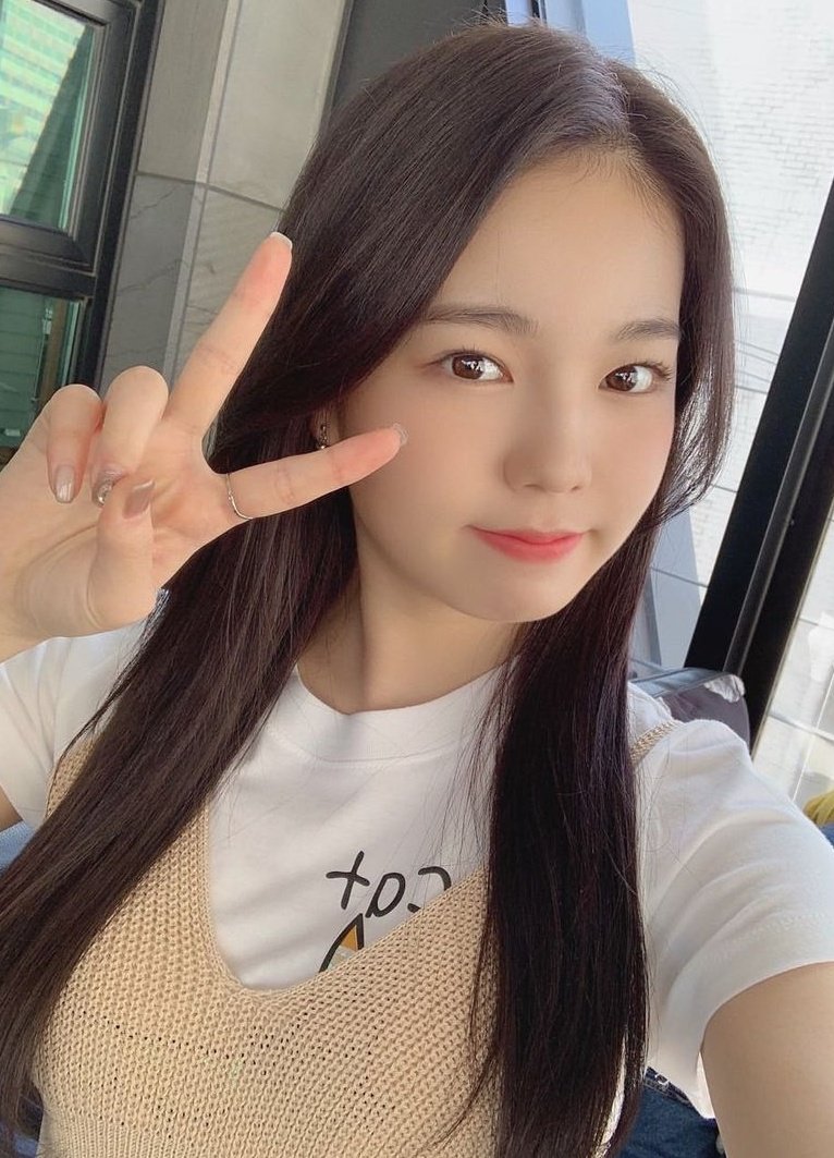 Niziu(ニジュー)アヤカ風メイクの方法は?アイシャドウが決め手!