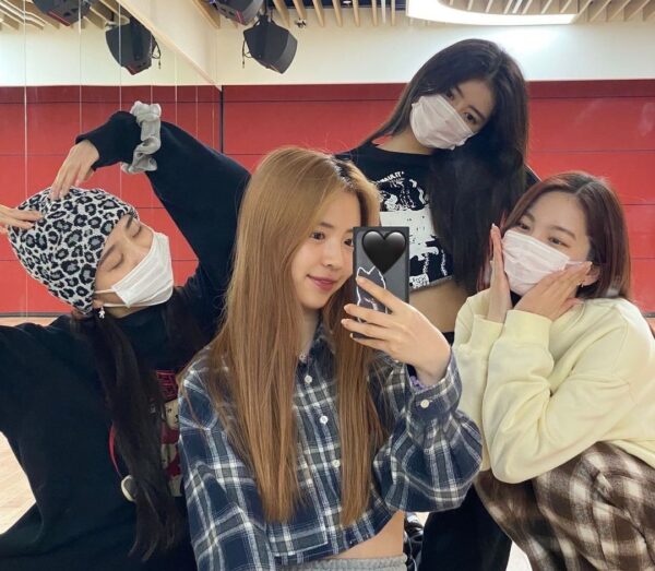 Niziu(ニジュー)がスマホ・携帯・カメラを隠す理由は？