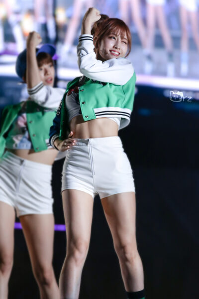 TWICE(トゥワイス)モモのくびれと腹筋の作り方！筋トレやダイエットも紹介