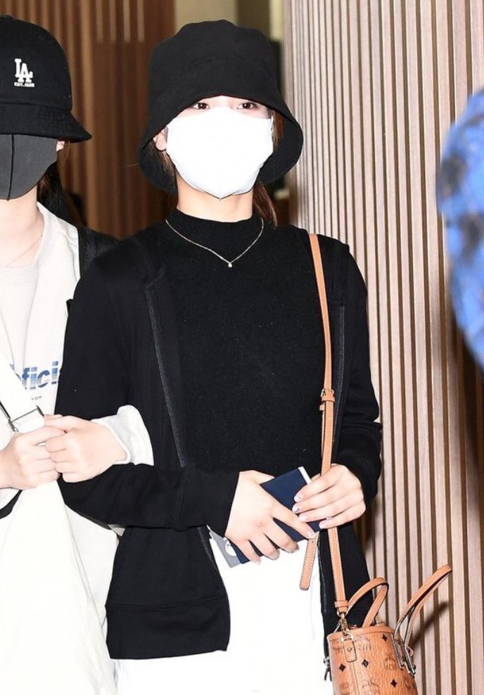 niziu(ニジュー)の空港での私服のブランドやH&Mの服が気になる！