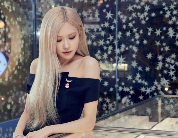 BLACKPINK(ブラックピンク)ロゼの髪型&髪色まとめ|ポニーテールやハーフアップなど人気のスタイリングも紹介