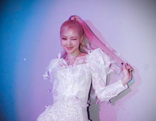 BLACKPINK(ブラックピンク)ロゼの髪型&髪色まとめ|ポニーテールやハーフアップなど人気のスタイリングも紹介