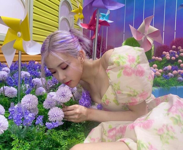 BLACKPINK(ブラックピンク)ロゼの髪型&髪色まとめ|ポニーテールやハーフアップなど人気のスタイリングも紹介