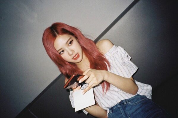 BLACKPINK(ブラックピンク)ロゼの髪型&髪色まとめ|ポニーテールやハーフアップなど人気のスタイリングも紹介