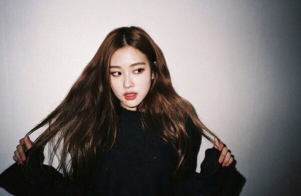 BLACKPINK(ブラックピンク)ロゼの髪型&髪色まとめ|ポニーテールやハーフアップなど人気のスタイリングも紹介