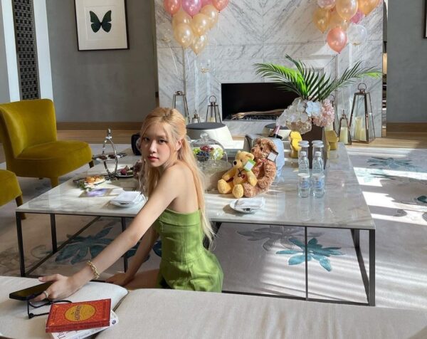 BLACKPINK(ブラックピンク)ロゼの髪型&髪色まとめ|ポニーテールやハーフアップなど人気のスタイリングも紹介