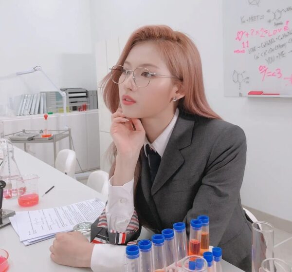 TWICE(トゥワイス)サナの趣味や特技！香水好きで韓国語が得意って本当？