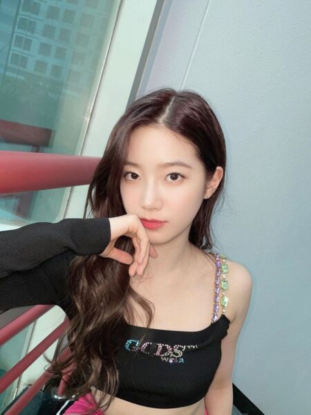 宮脇咲良がチェウォンと共にHYBEから新グループでデビュー!そのグループとは?