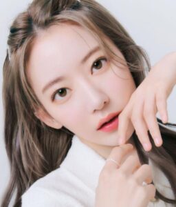 ルセラフィム(LE SSERAFIM)宮脇咲良の公式インスタやツイッターのアカウントはある？