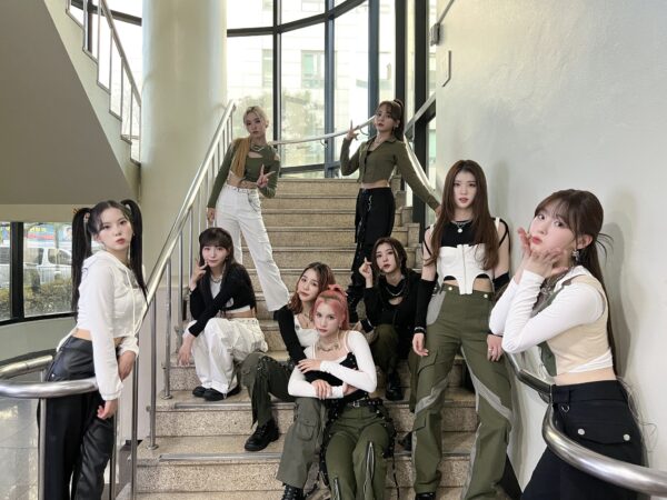 韓国の音楽専門チャンネル「Mnet」によるオーディション番組「Girls Planet 999:少女祭典」から誕生したアイドルグループKep1er(ケプラー)。 デビュー曲の「WADADA」では本国の韓国だけでなく、日本、そして全世界で人気になったので、そこからKep1erの存在を知った方も多いのではないでしょうか。 今回は、最近Kep1erを知ったという方に向けて、Kep1erというグループの概要と、メンバー同士の不仲説についてまとめました! メンバーのバヒエが不人気な理由や、炎上する理由についてもまとめました。