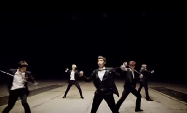 椅子ダンス・ネクタイダンスって何？筋肉美を堪能できるMVもご紹介！