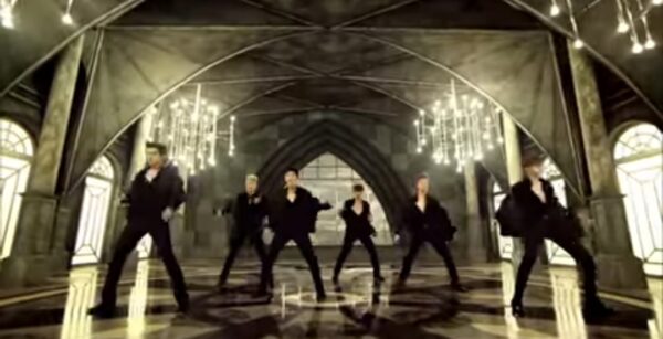 椅子ダンス・ネクタイダンスって何？筋肉美を堪能できるMVもご紹介！