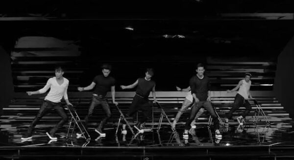 椅子ダンス・ネクタイダンスって何？筋肉美を堪能できるMVもご紹介！