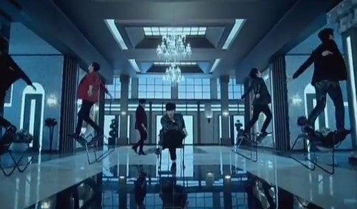 椅子ダンス・ネクタイダンスって何？筋肉美を堪能できるMVもご紹介！