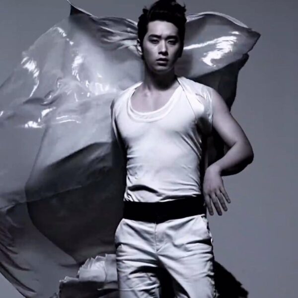 椅子ダンス・ネクタイダンスって何？筋肉美を堪能できるMVもご紹介！