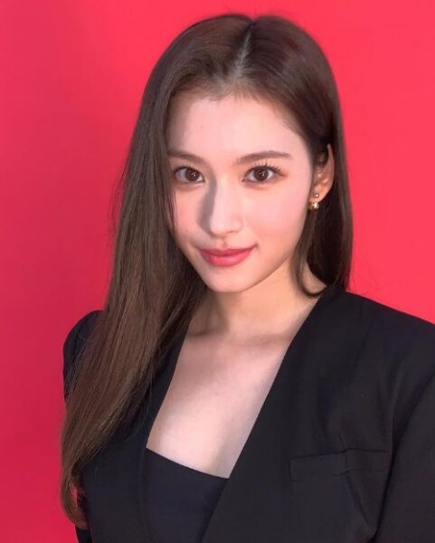 TWICE(トゥワイス)サナ愛用プラダキャンディキスってどんな香り?値段も調査!